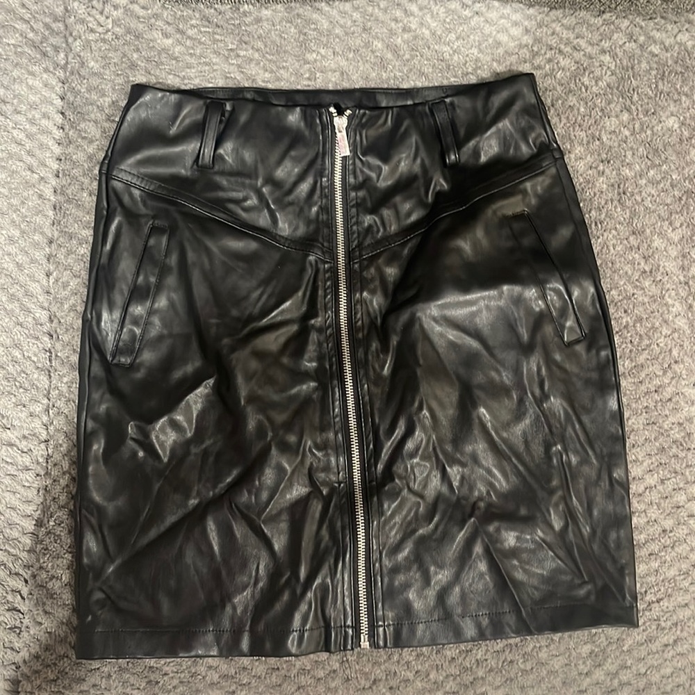 Zip up skirt, belt loops, Size: small, Color: black